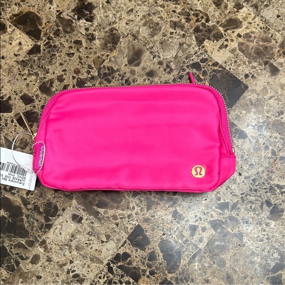 Lululemon Sonic Pink Crossbody Beltbag NEW - Picture 1 of 5